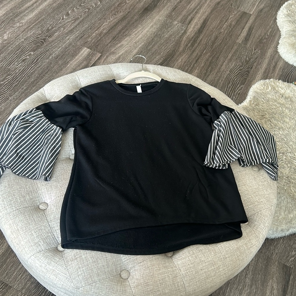 Mid sleeve top. Black and striped